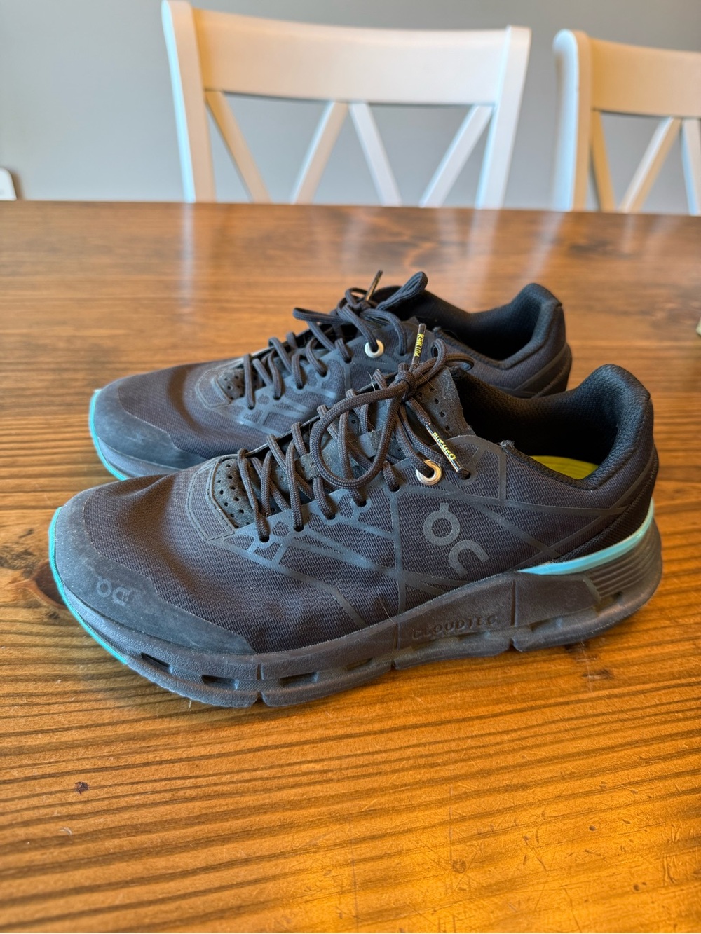 On Running Woman’s Athletic Shoes - Black with Teal Accent only worn few times